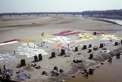 Dying clothes in Agra.. Photo: L. Bobke